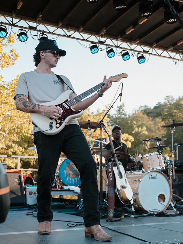 Zander Silva’ playing guitar on stage